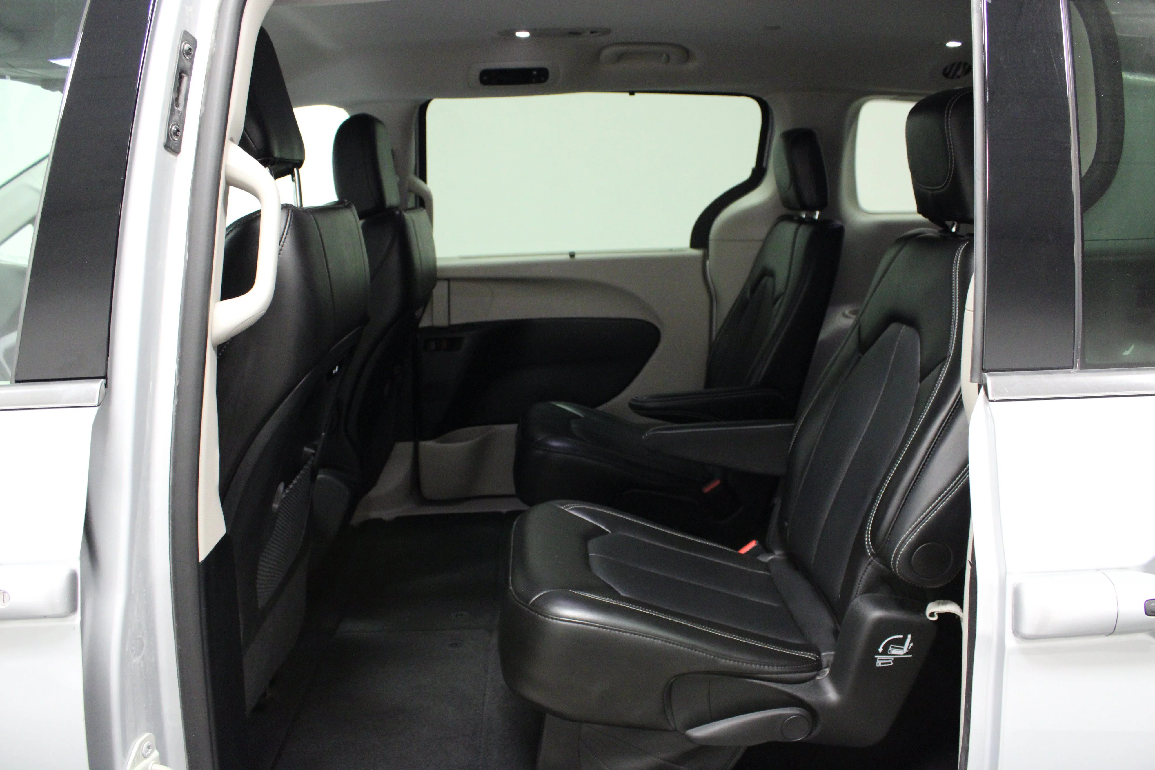 Used 2024 Silver Mist Clearcoat Chrysler Touring L image 13
