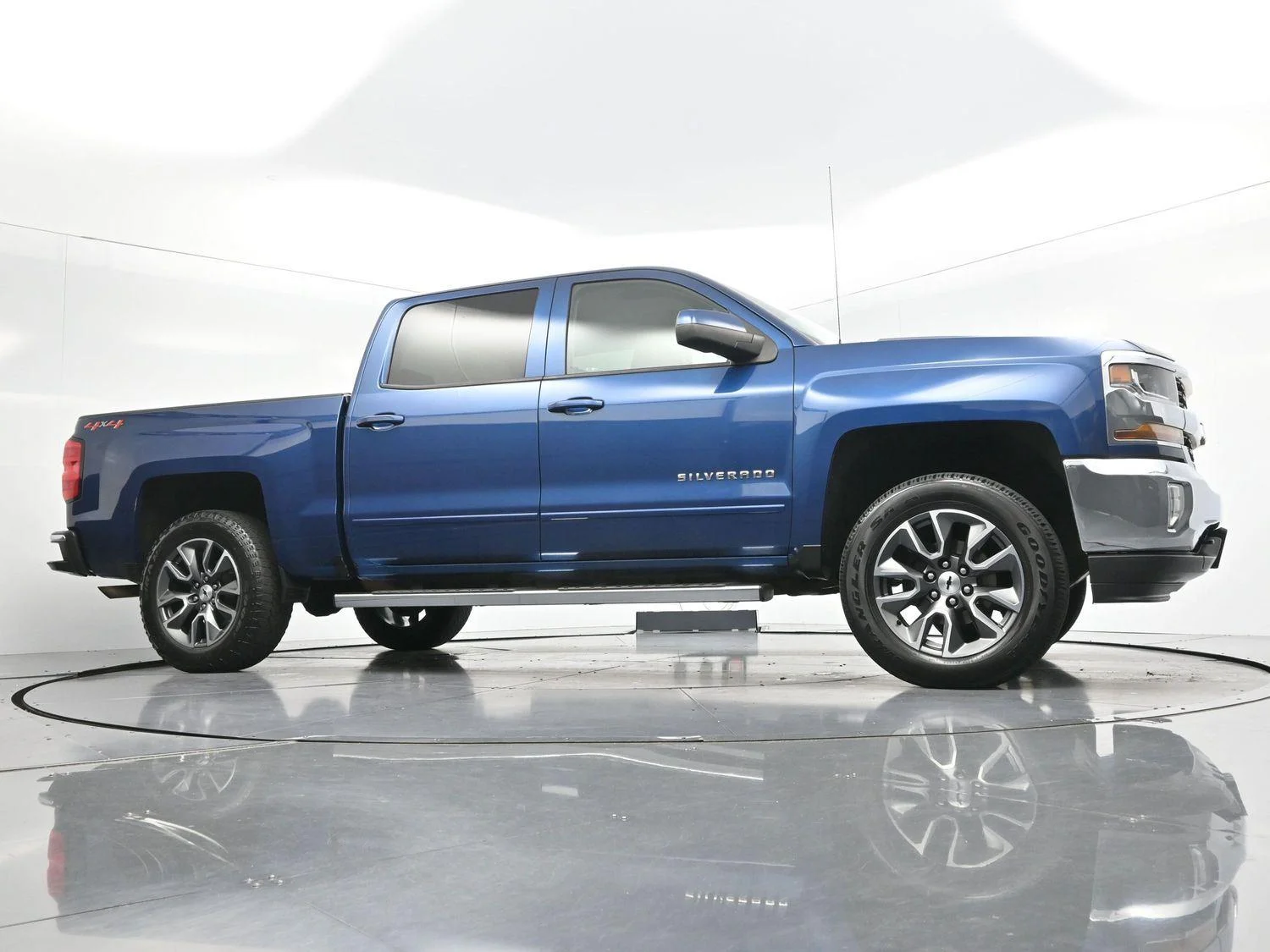 Used 2018 Deep Ocean Blue Metallic Chevrolet LT image 44
