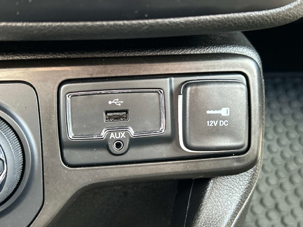 Used 2022 Black Jeep Latitude image 26