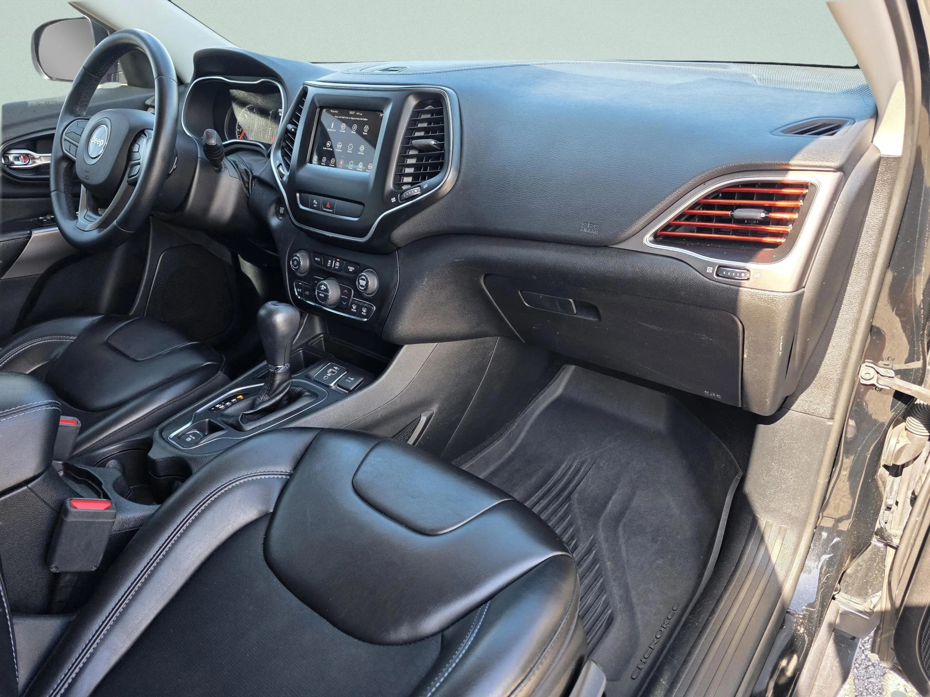 Used 2019 Diamond Black Crystal Pearlcoat Jeep Latitude Plus image 41