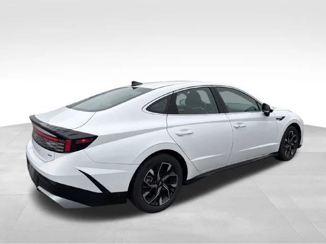 Used 2024 White Hyundai SEL image 6