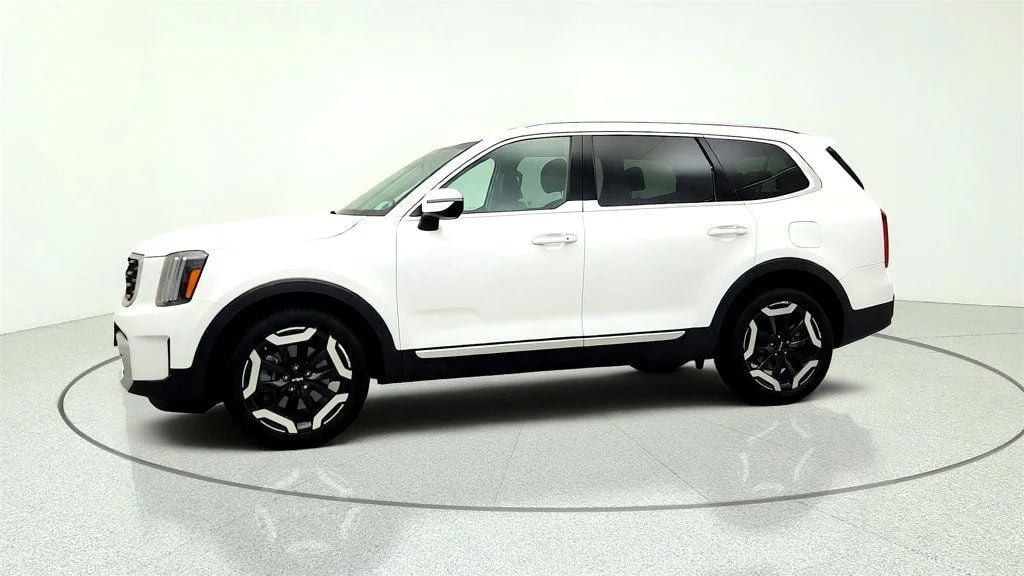Used 2024 Glacial White Pearl Kia S AWD w/ Sunroof Package image 8