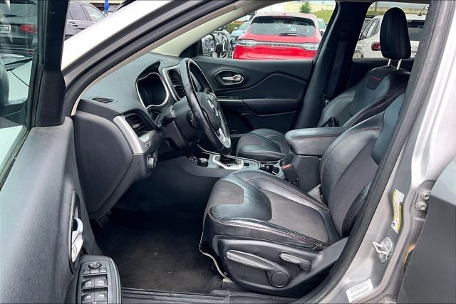 Used 2014 Silver Jeep Trailhawk image 4