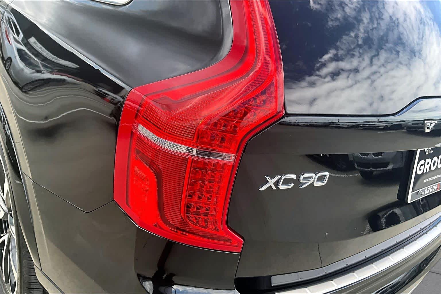 Used 2022 Onyx Black Metallic Volvo Momentum image 27