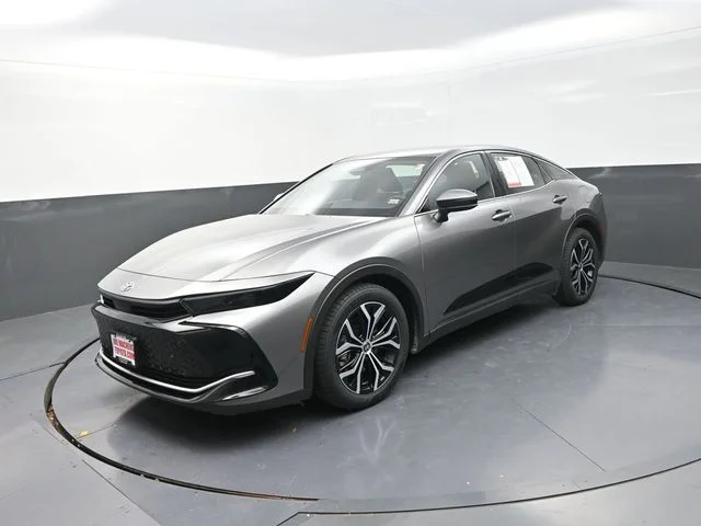 Used 2023  Toyota XLE image 3