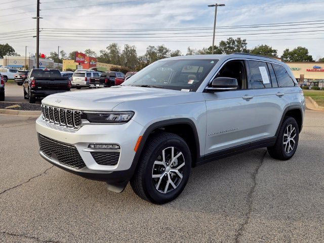 Used 2025 Silver Jeep Limited image 3
