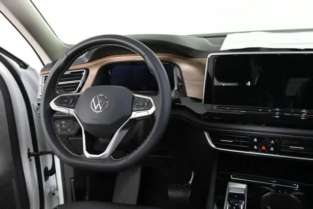 New 2026 Opal White Pearl Volkswagen 2.0T SE w/Technology image 3