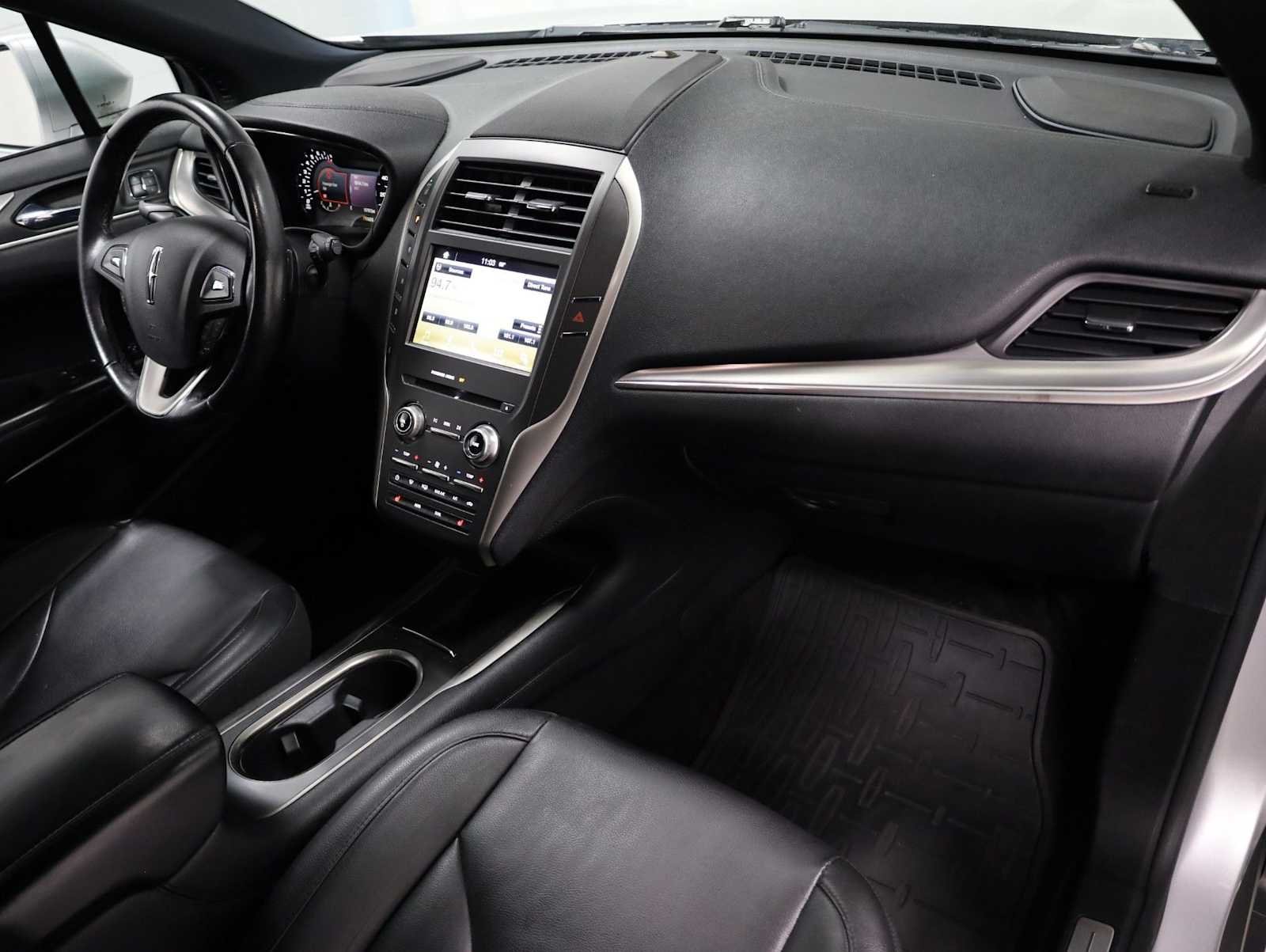 Used 2016 Ingot Silver Metallic Lincoln Premier image 6