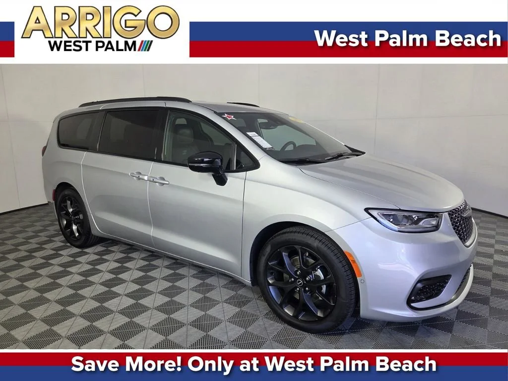 2026 Chrysler Pacifica Select's photo