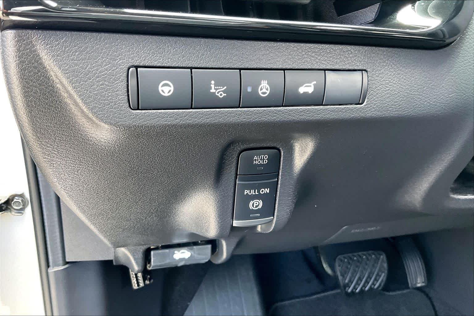 Used 2025 Silver Nissan Platinum image 15