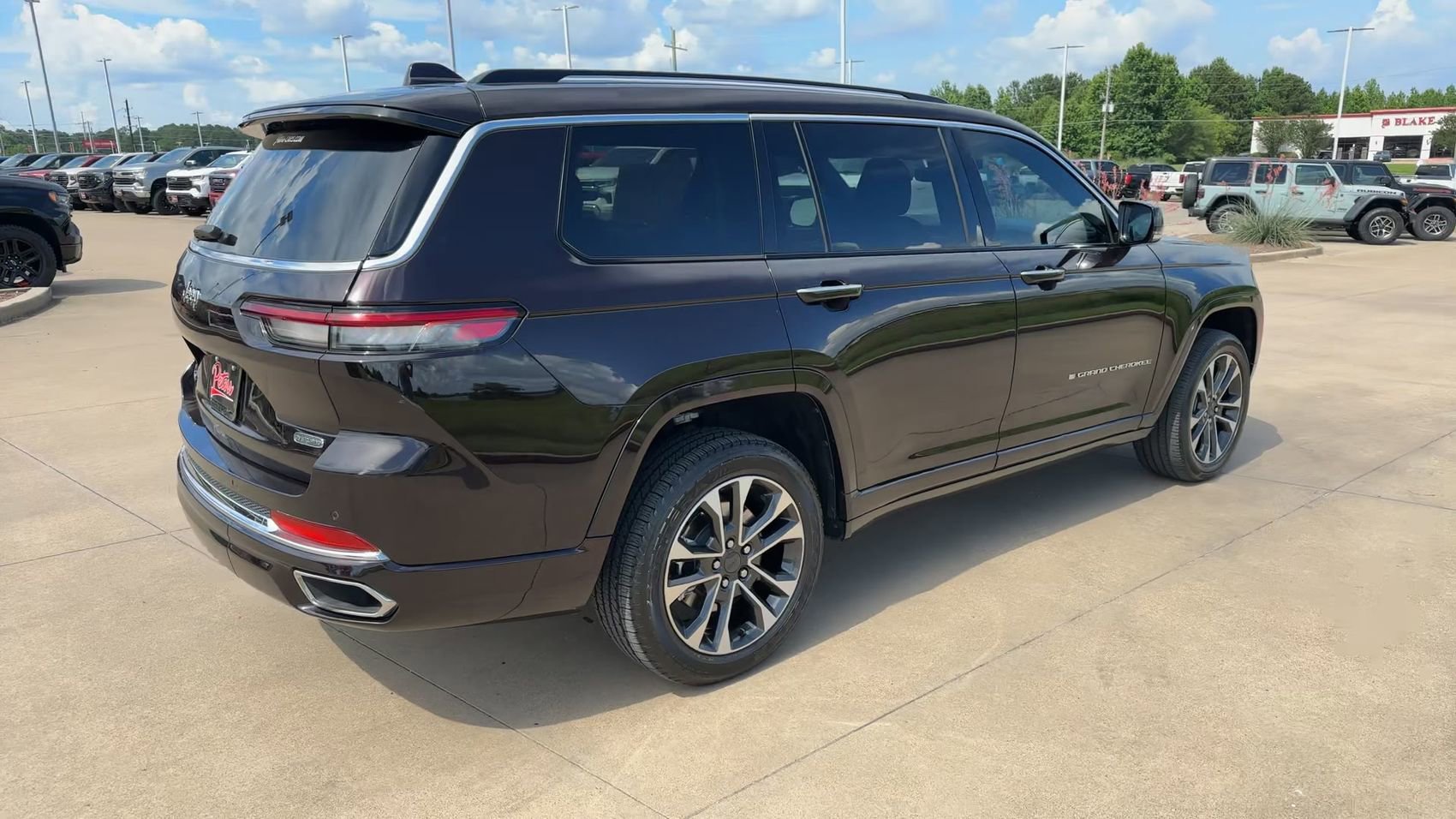 Used 2022 Ember Pearlcoat Jeep Overland image 9