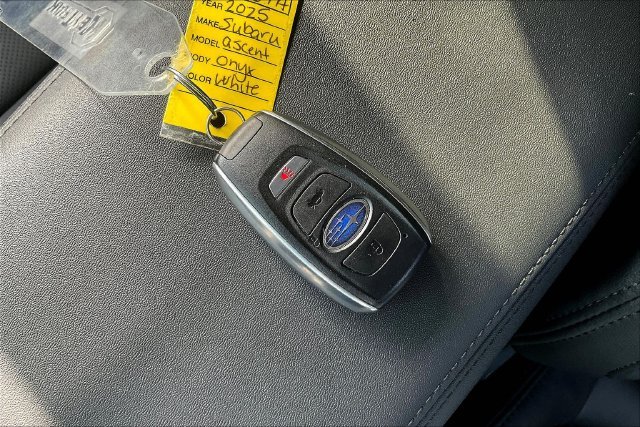 Used 2025 White Subaru Onyx Edition Touring image 37