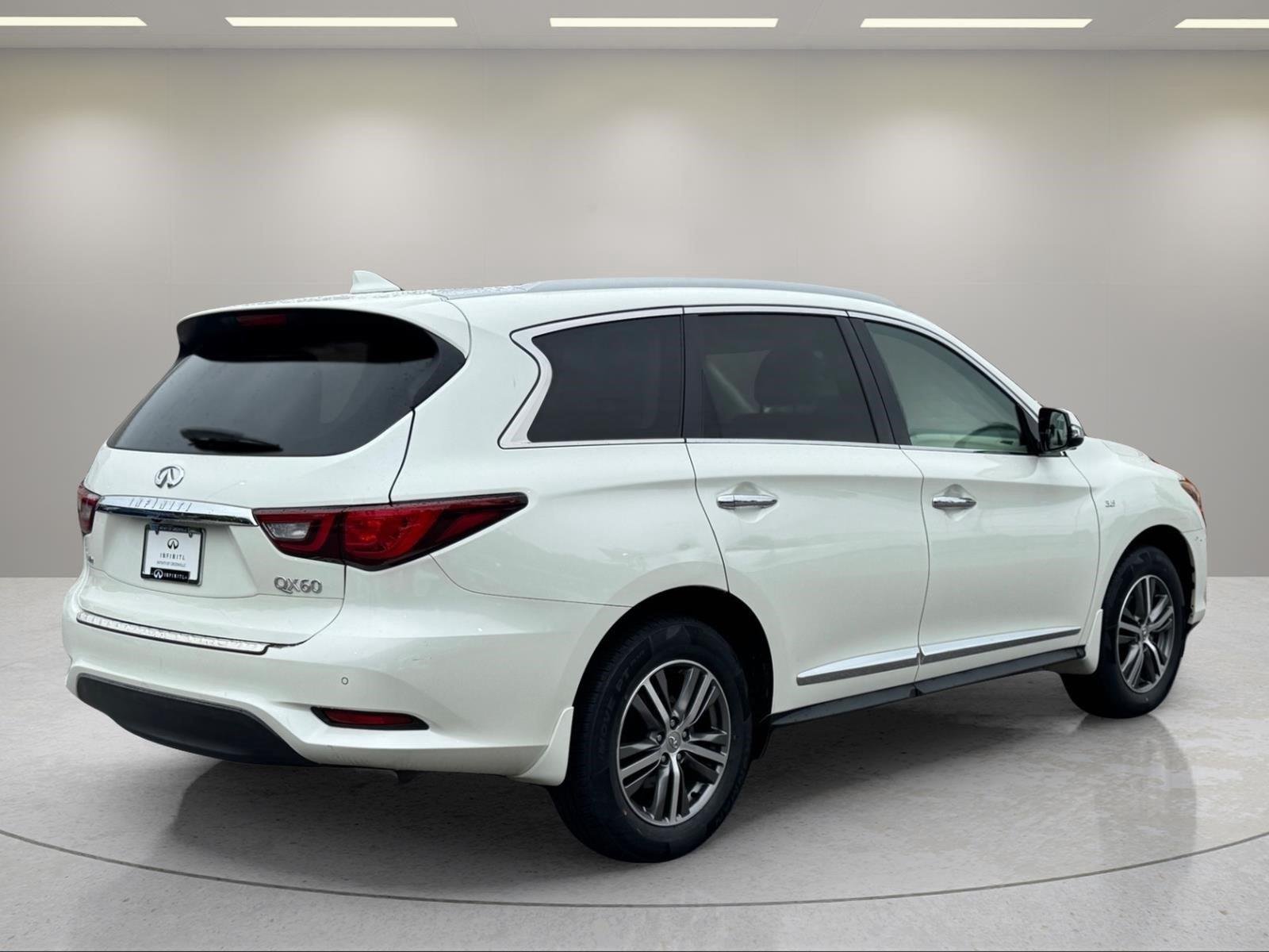 Used 2020 Majestic White INFINITI LUXE image 5