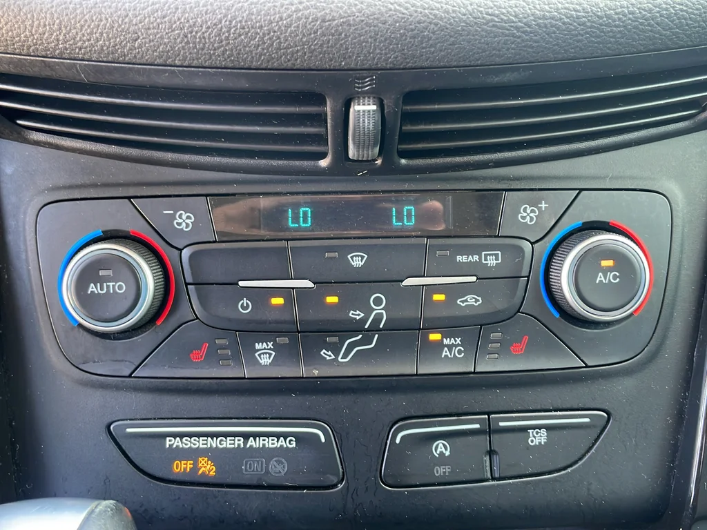 Used 2019 Black Ford SE image 30