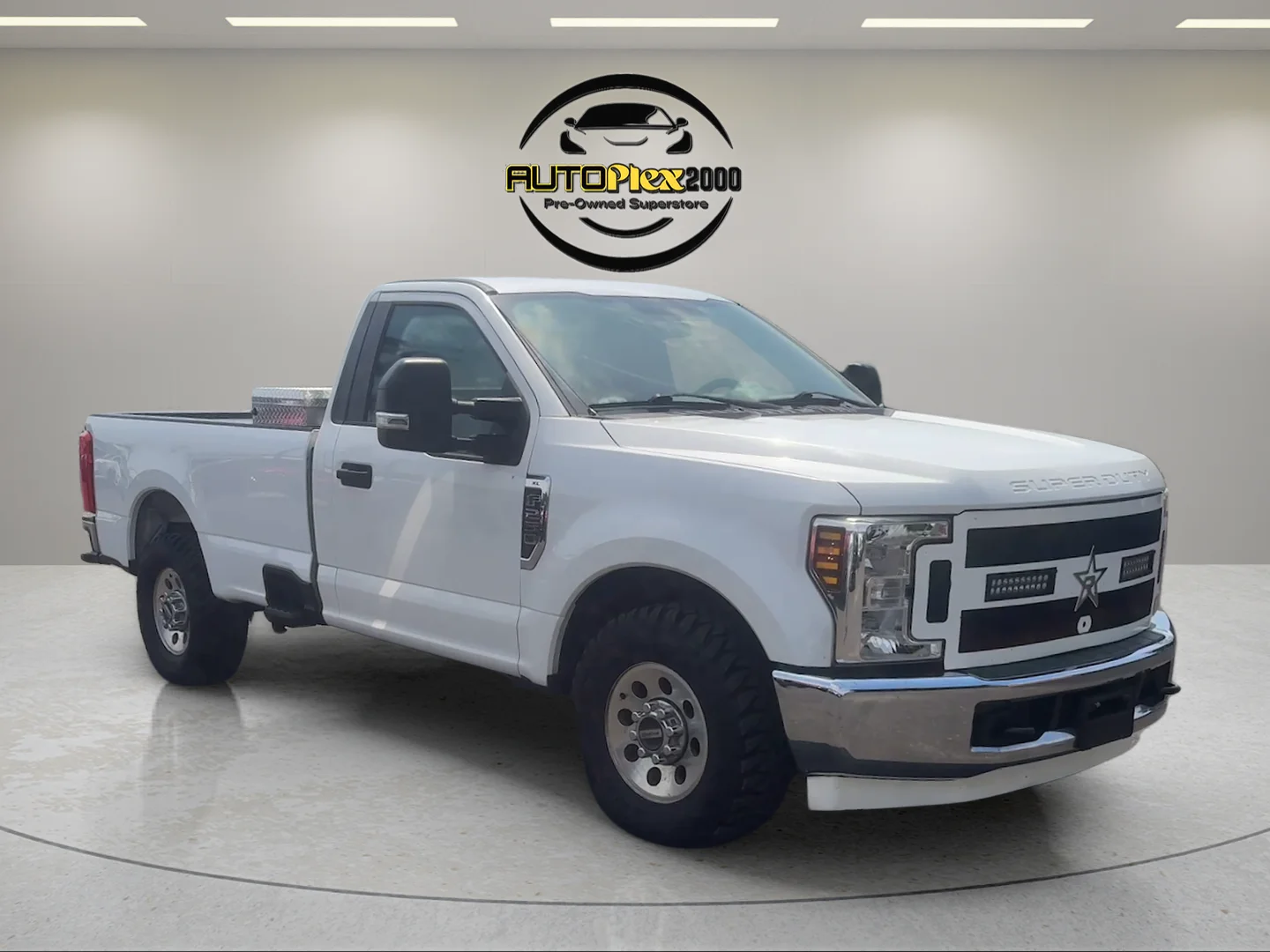 Used 2018 White Ford XL image 1