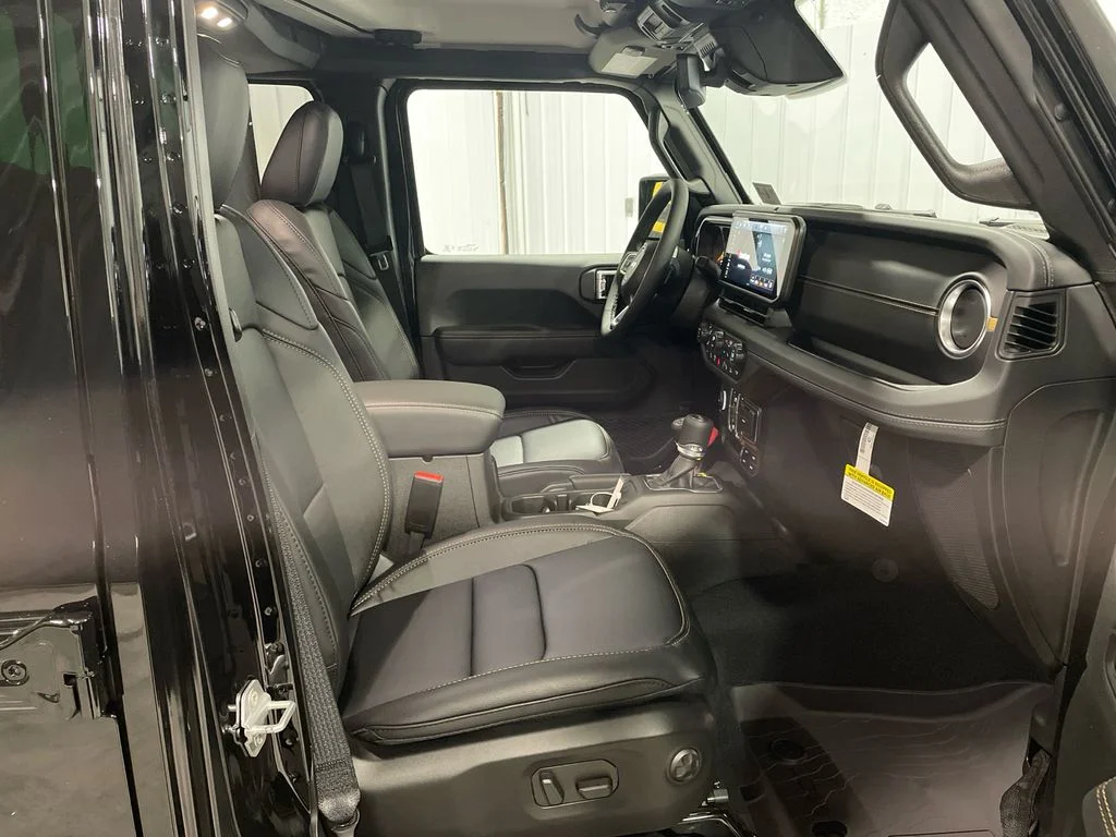 New 2026 Black Clear-Coat Exterior Paint Jeep Sahara image 36