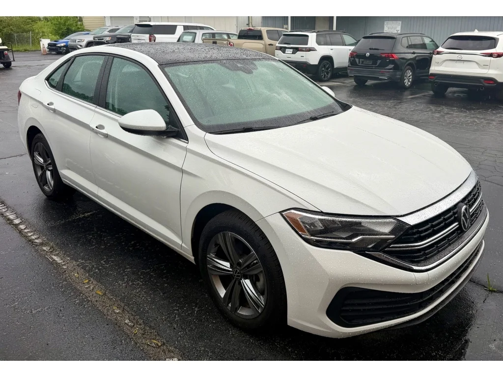 Used 2024 Opal White Pearl Volkswagen SE image 2