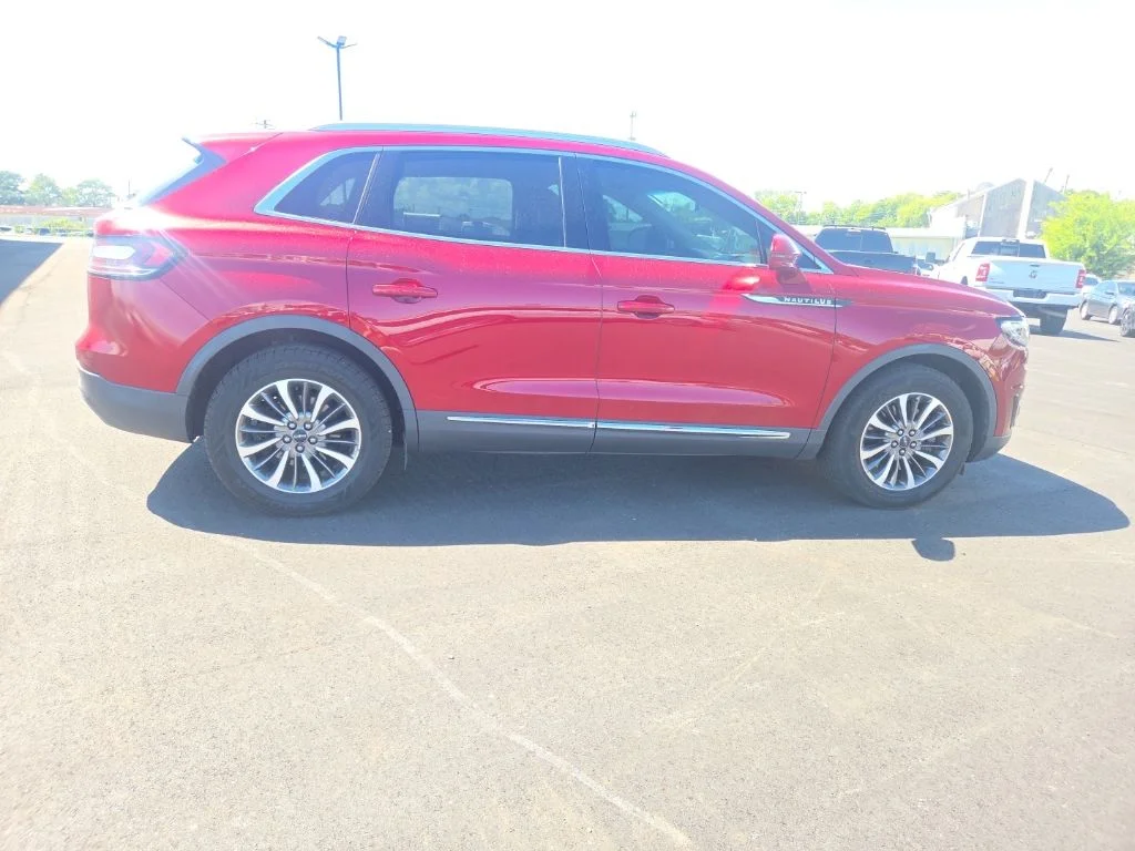 Used 2019 Red Lincoln Select image 14