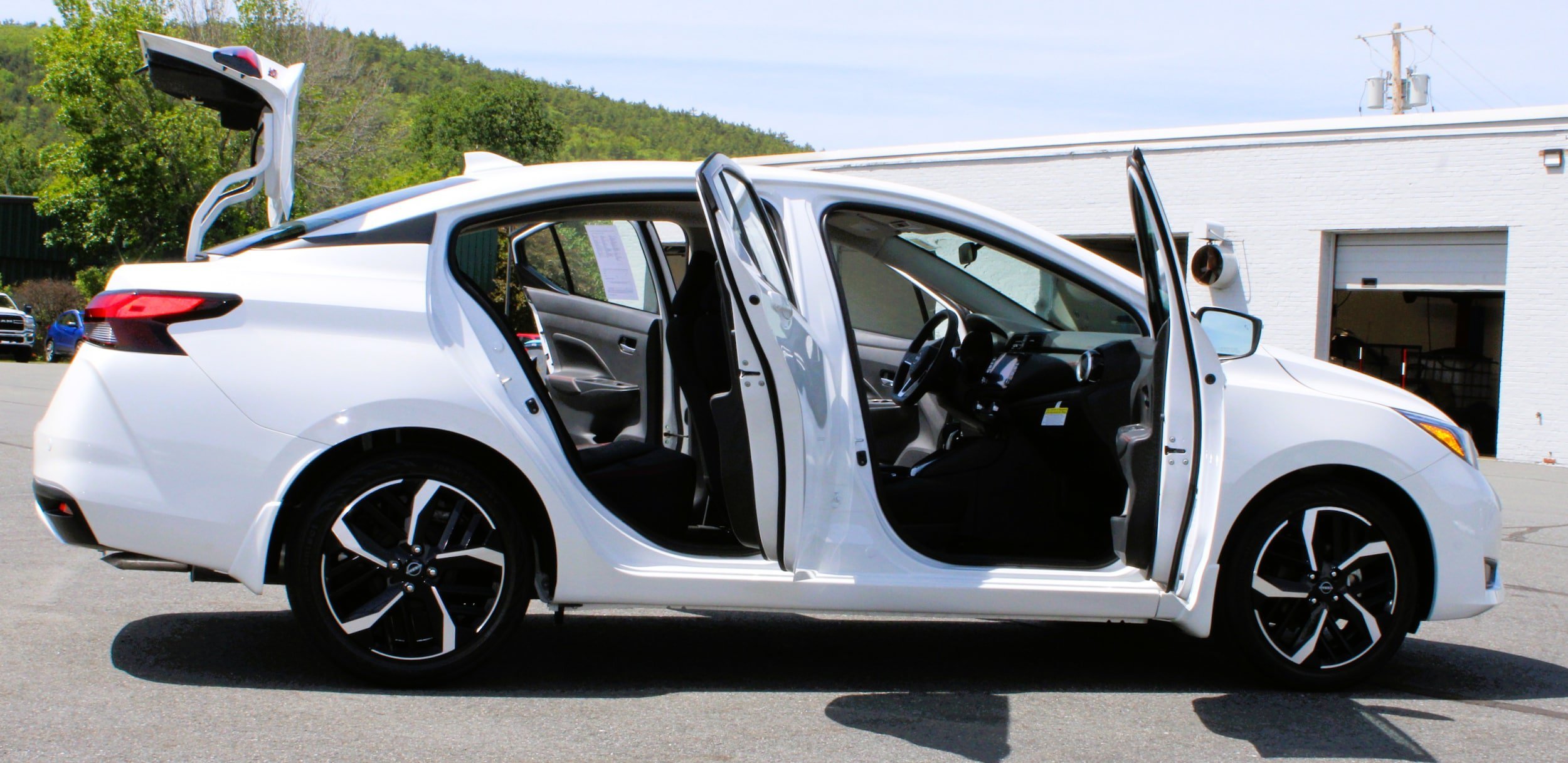 Used 2025 Aspen White Tricoat Nissan SR image 17