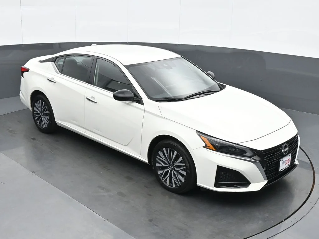 Used 2025 White Nissan 2.5 SV image 24