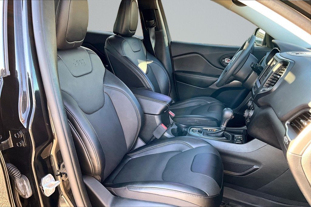 Used 2022 Black Jeep Latitude Lux image 7