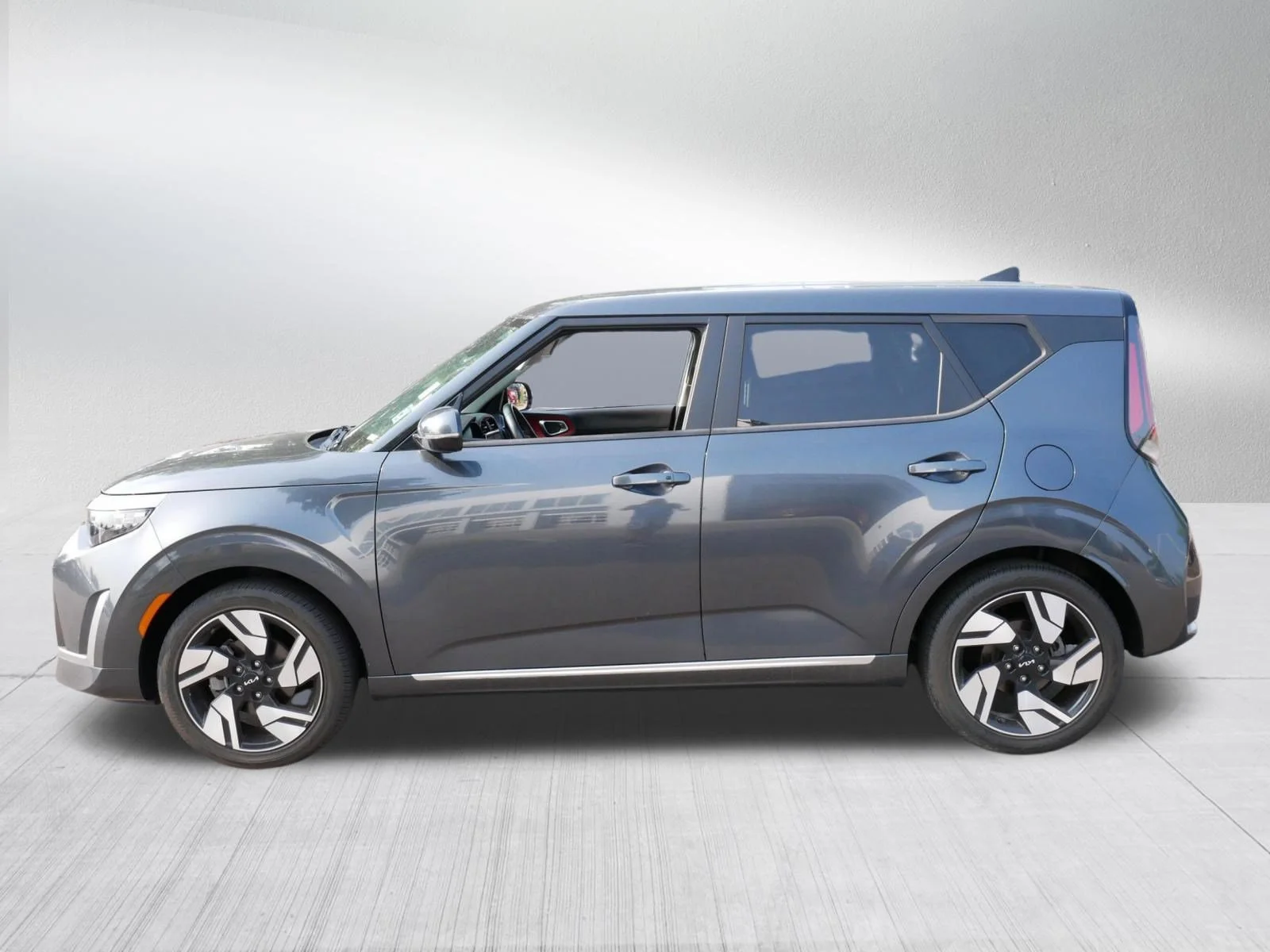 Used 2023 Gravity Gray Kia GT-Line image 4