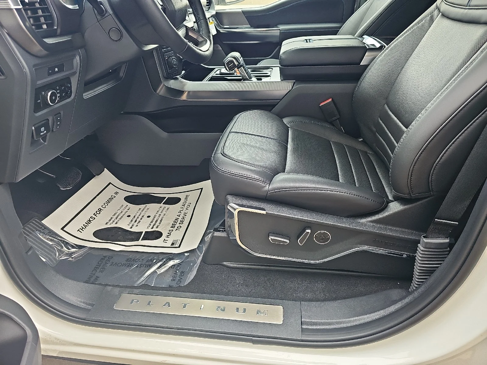 New 2025 Star White Metallic Tri-Coat Ford Platinum® image 24