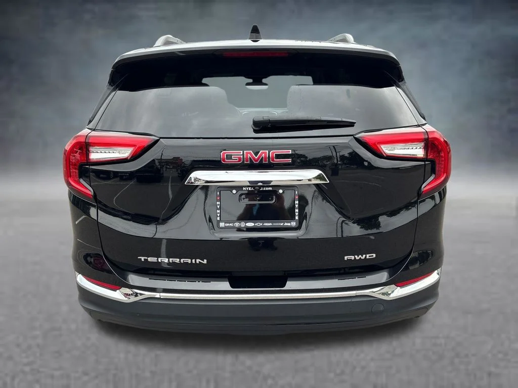 Used 2024 Black GMC SLT image 4