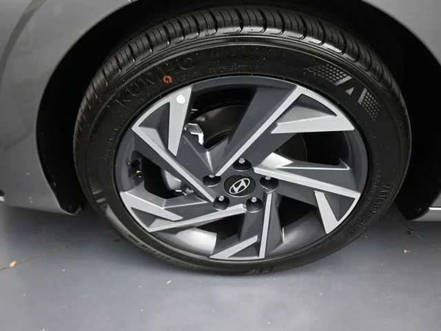 Used 2025 Silver Hyundai SEL Sport image 21