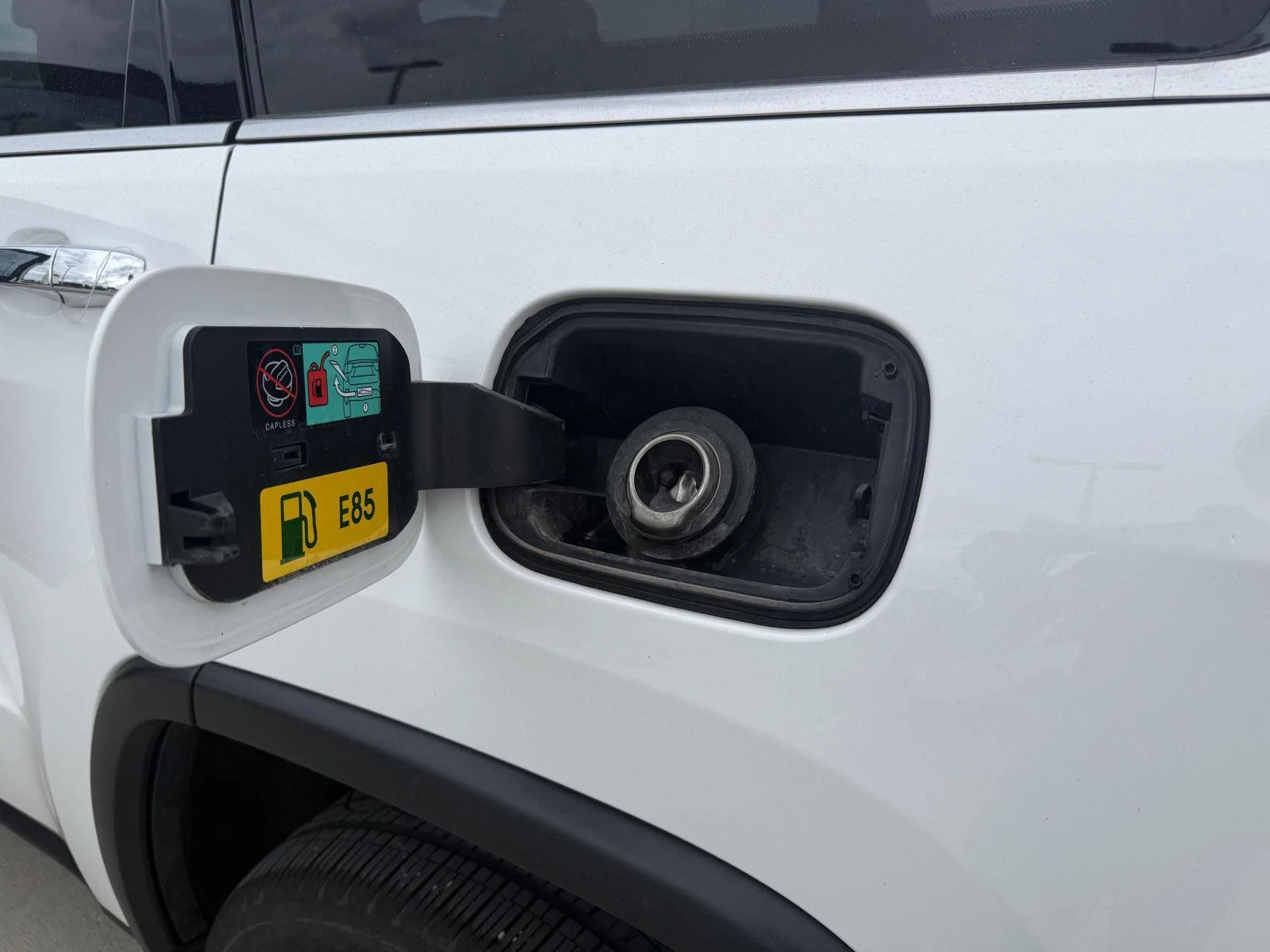 Used 2014 Bright White Clearcoat Jeep Limited image 23