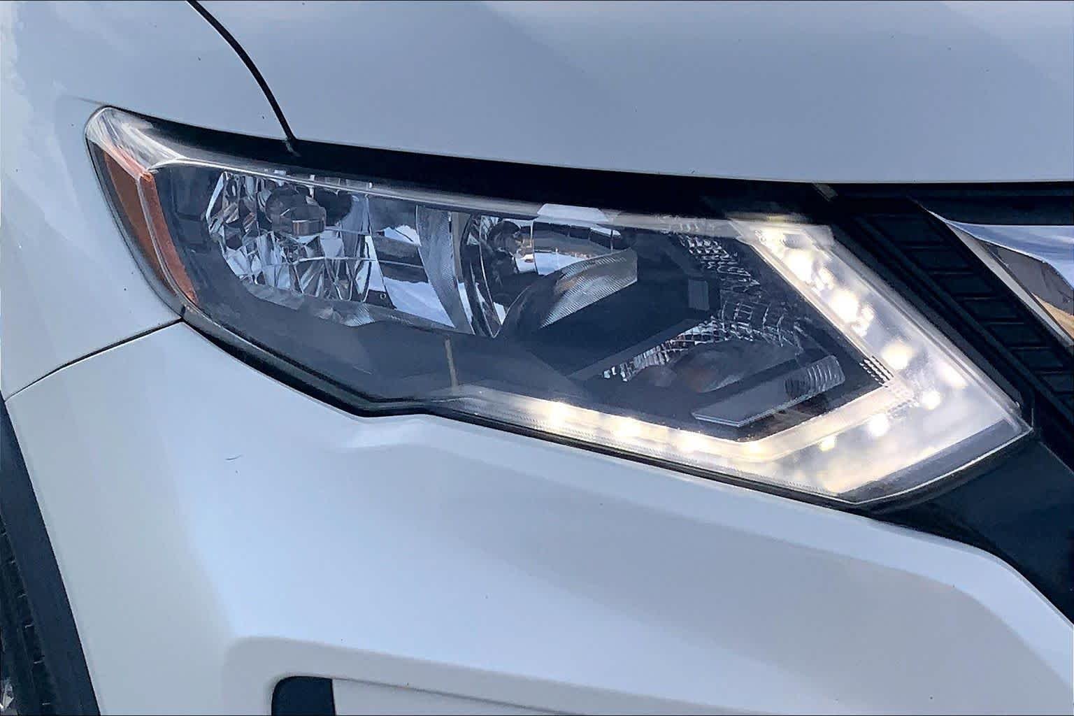 Used 2020 Pearl White Tricoat Nissan SV image 28