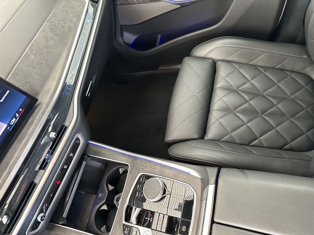 Used 2024 White BMW xDrive40i image 25