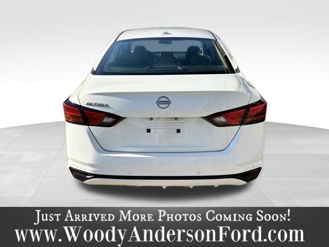 Used 2025 White Nissan 2.5 SV image 5