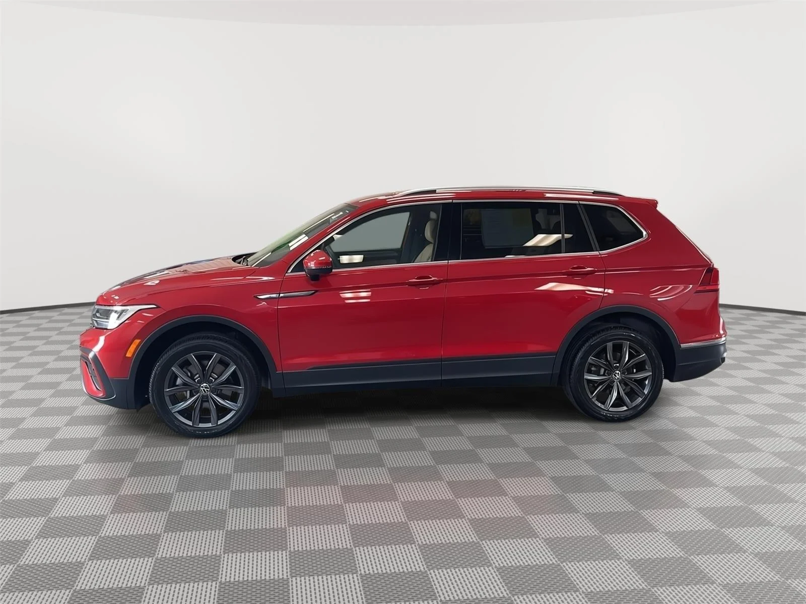 Used 2023 Kings Red Metallic Volkswagen SE image 9