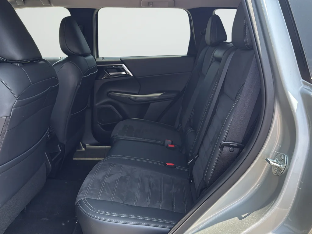Used 2024 Silver Mitsubishi SE image 16
