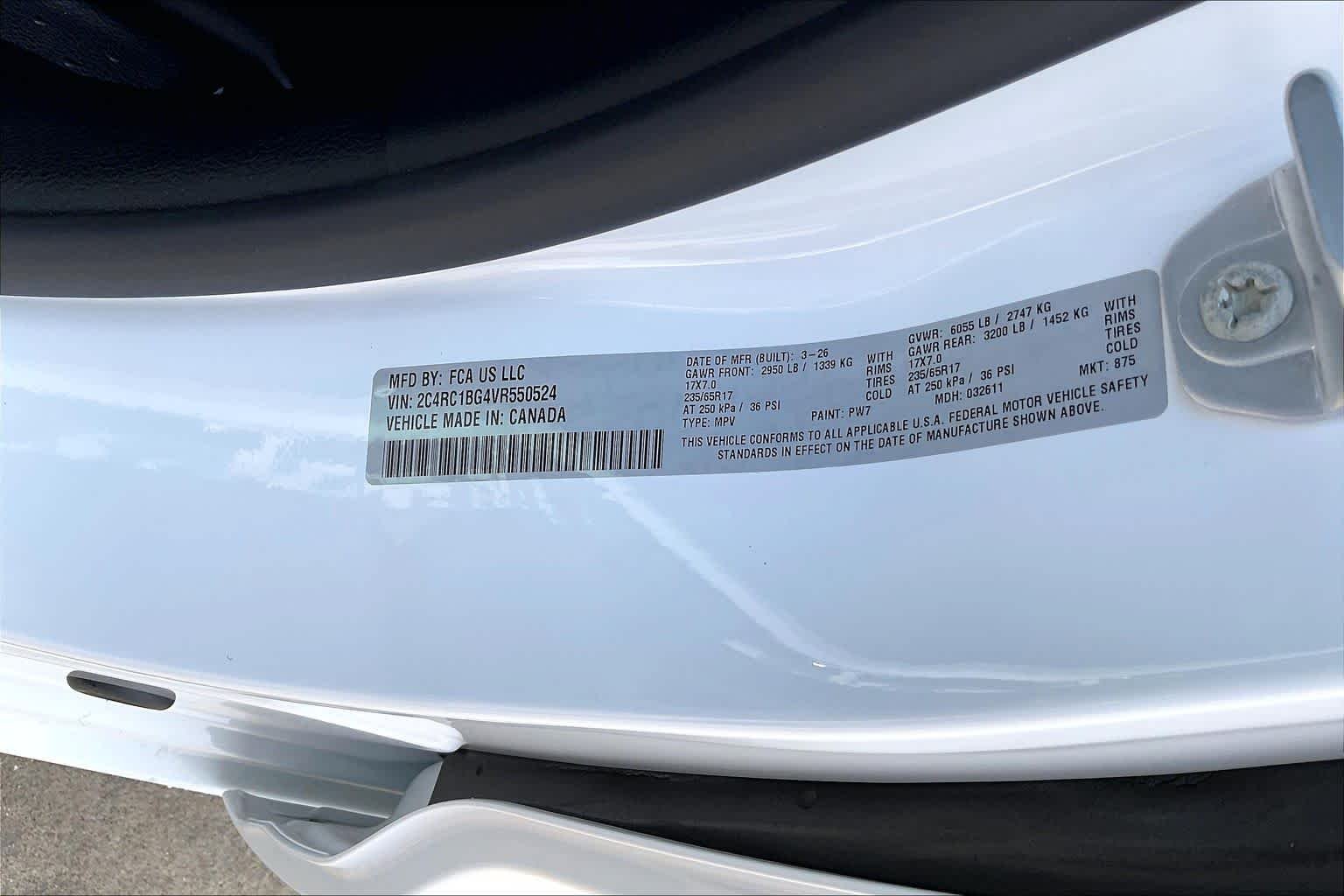 New 2027 Bright White Clear-Coat Exterior Paint Chrysler Select image 20
