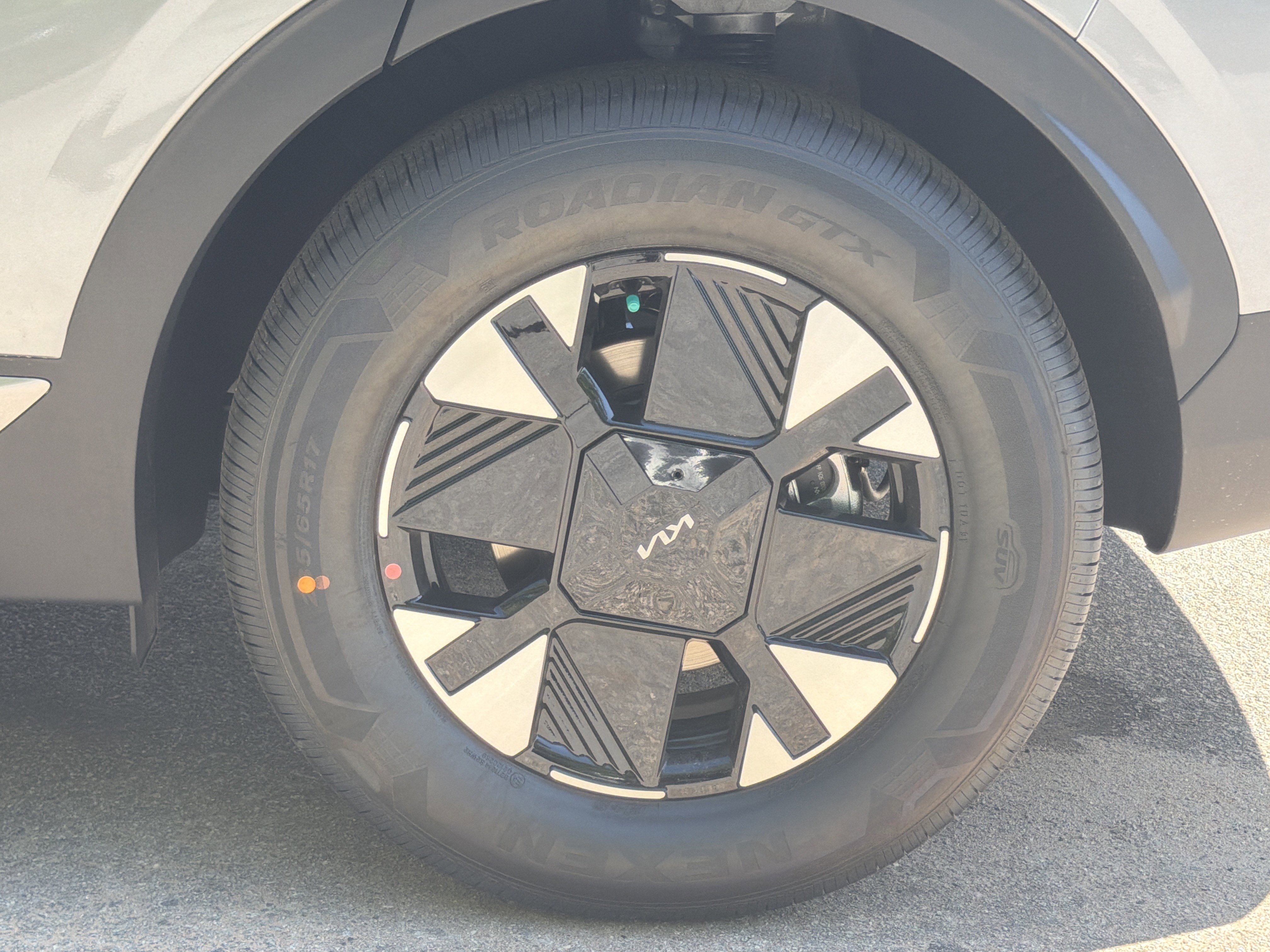 New 2026 Steel Gray Kia LX image 28
