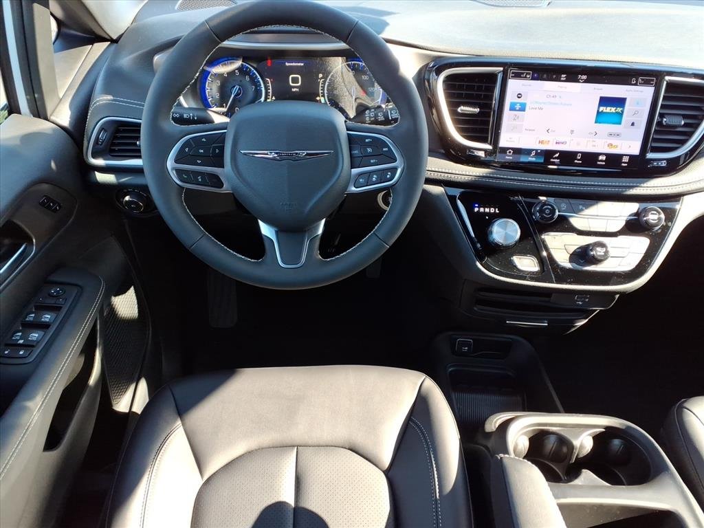 2026 Chrysler Pacifica photo 3