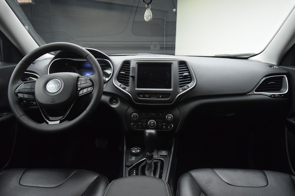 Used 2023 Gray Jeep Altitude image 3
