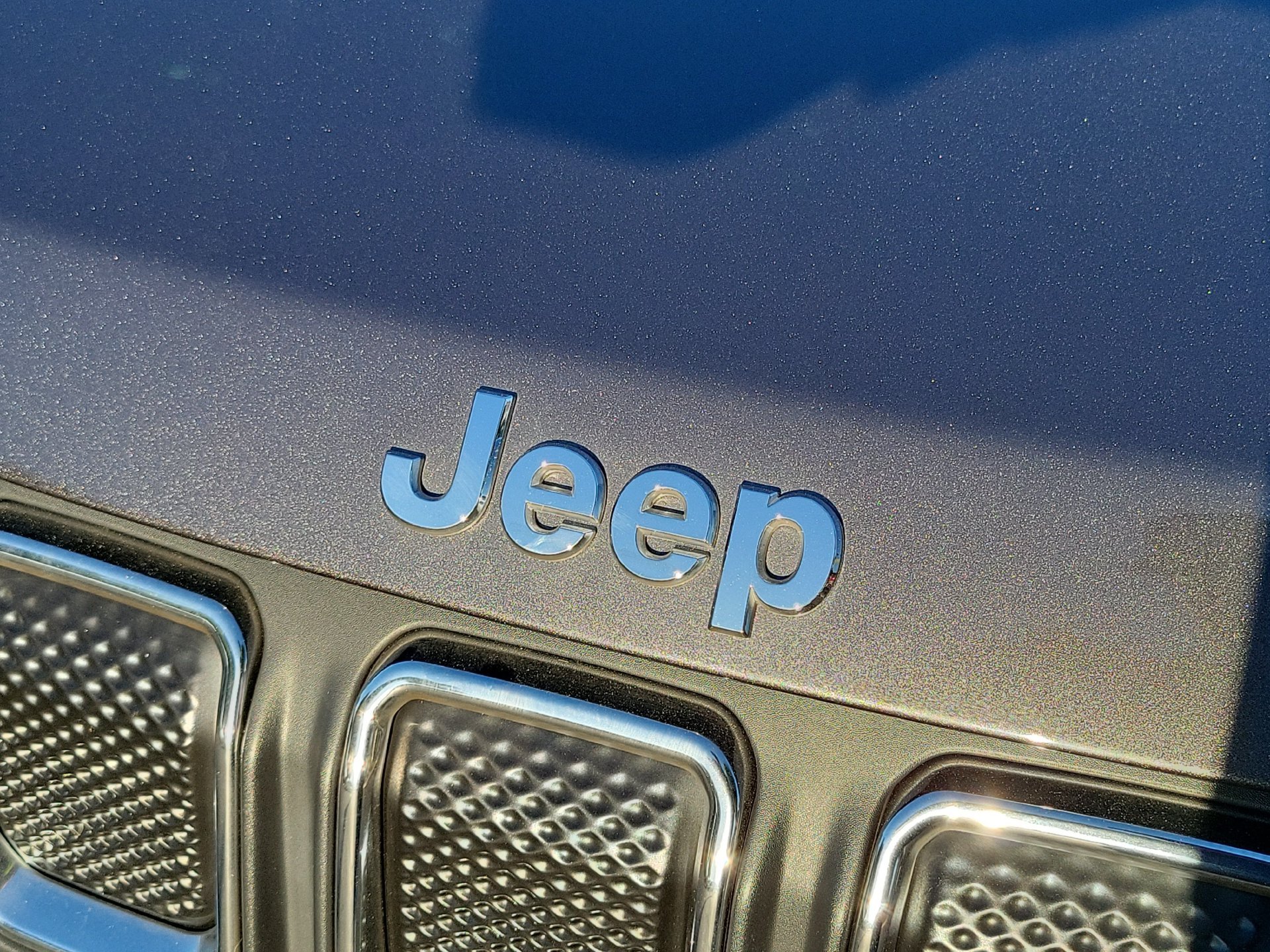 Certified Used 2022 Gray Jeep Latitude image 25