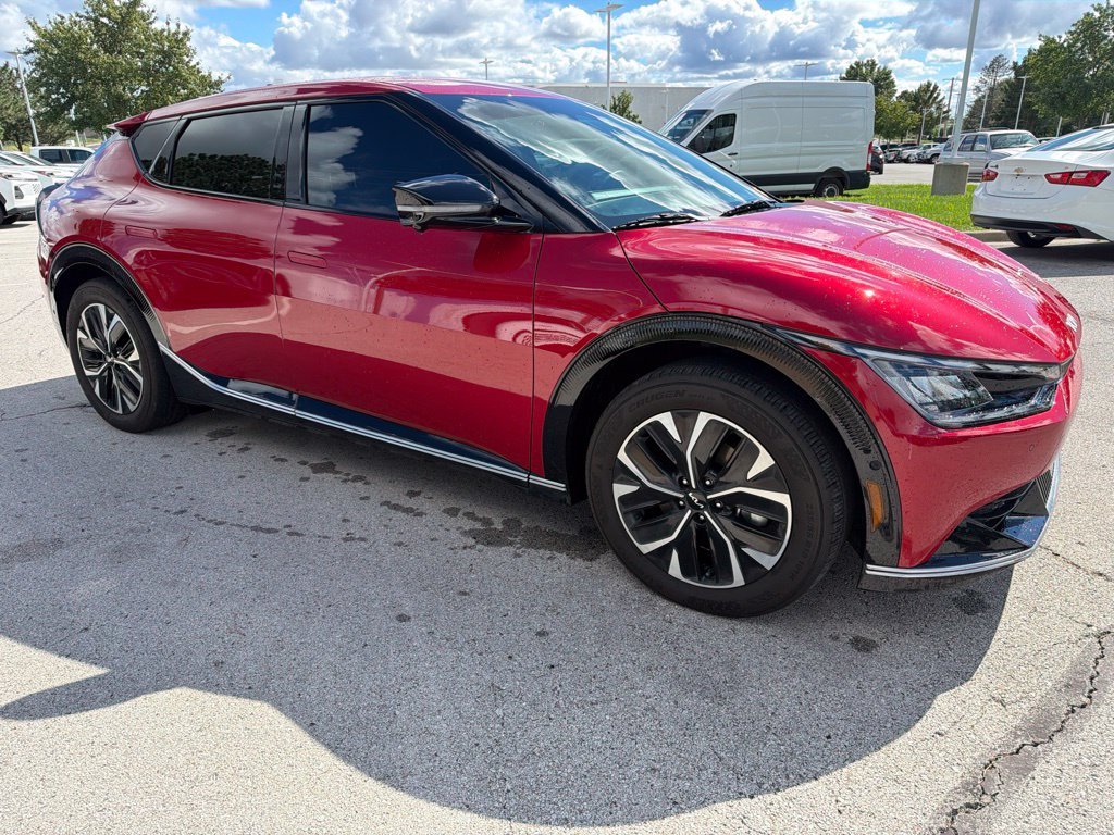 Used 2024 Red Kia Wind image 4