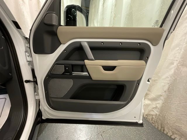 Used 2024 White Land Rover X-Dynamic SE image 23