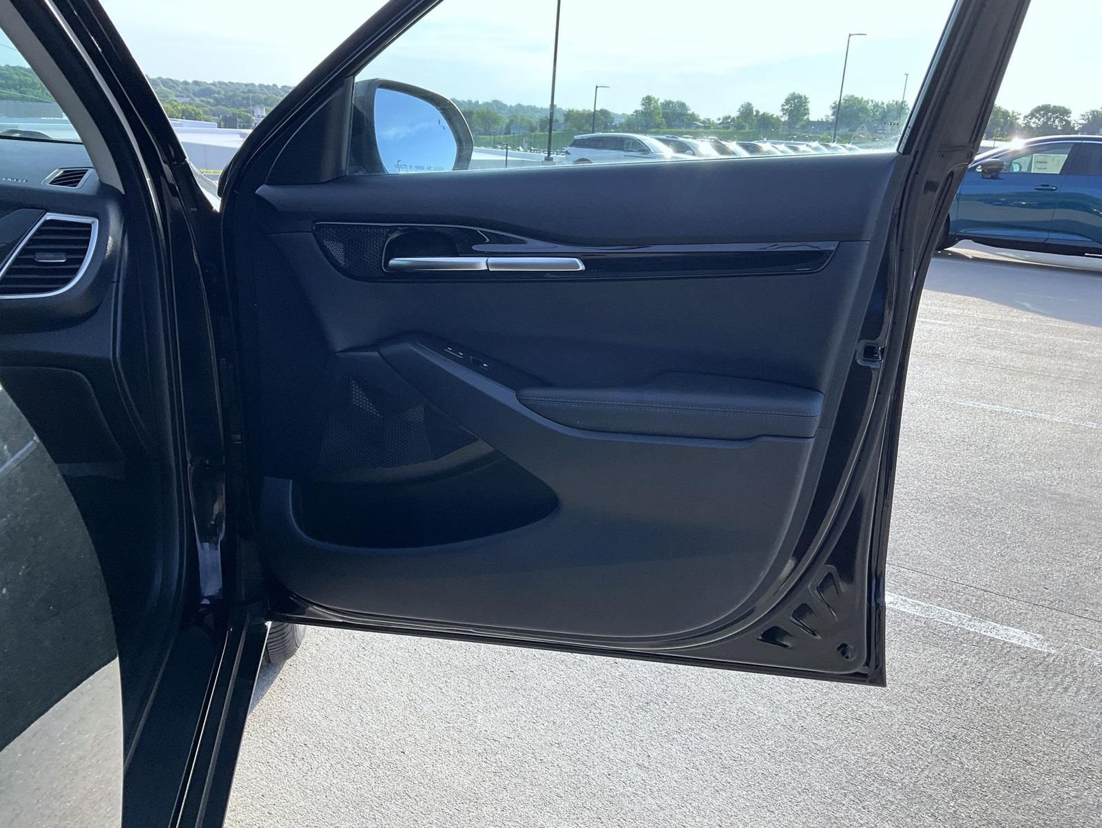 Used 2022 Black Kia EX image 21