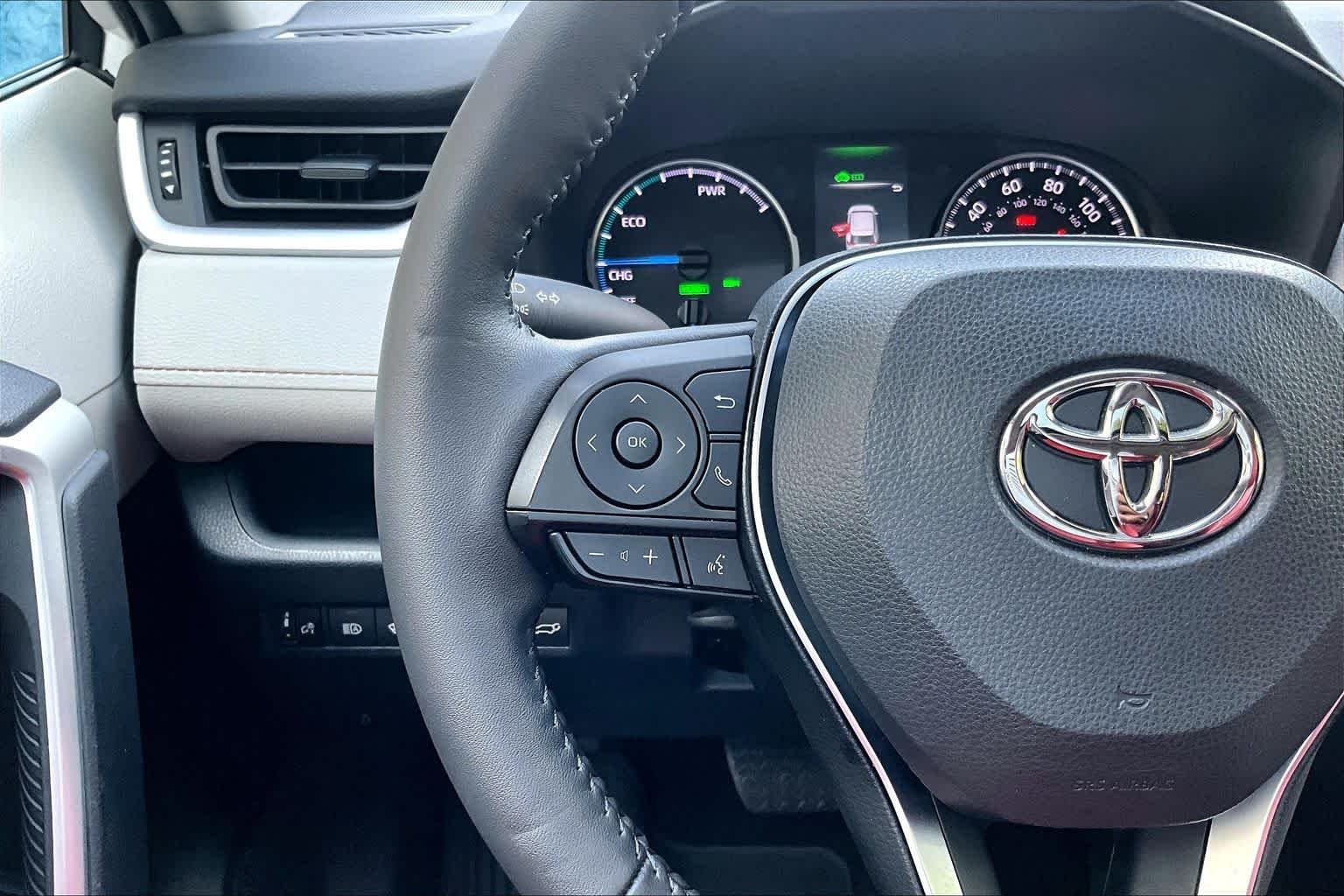 Used 2022 White Toyota Hybrid XLE image 24
