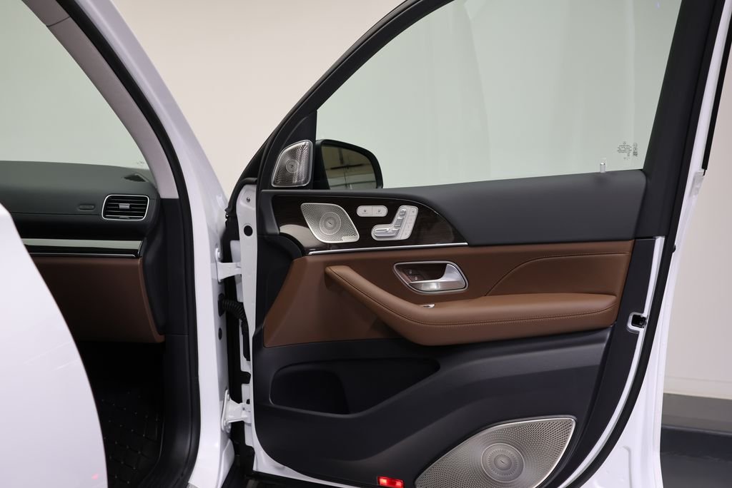 New 2026 MANUFAKTUR Moonlight White Metallic Mercedes-Benz GLS 450 image 47
