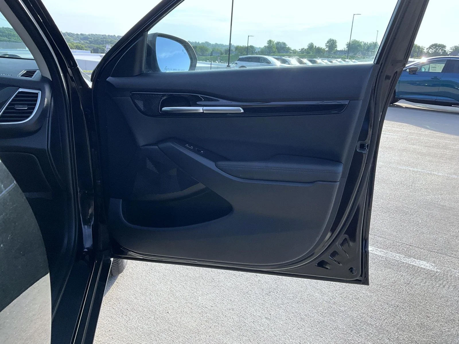 Used 2022 Black Kia EX image 21