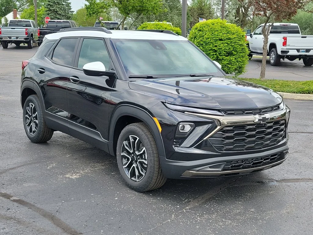 New 2026 Mosaic Black Metallic Chevrolet ACTIV image 2