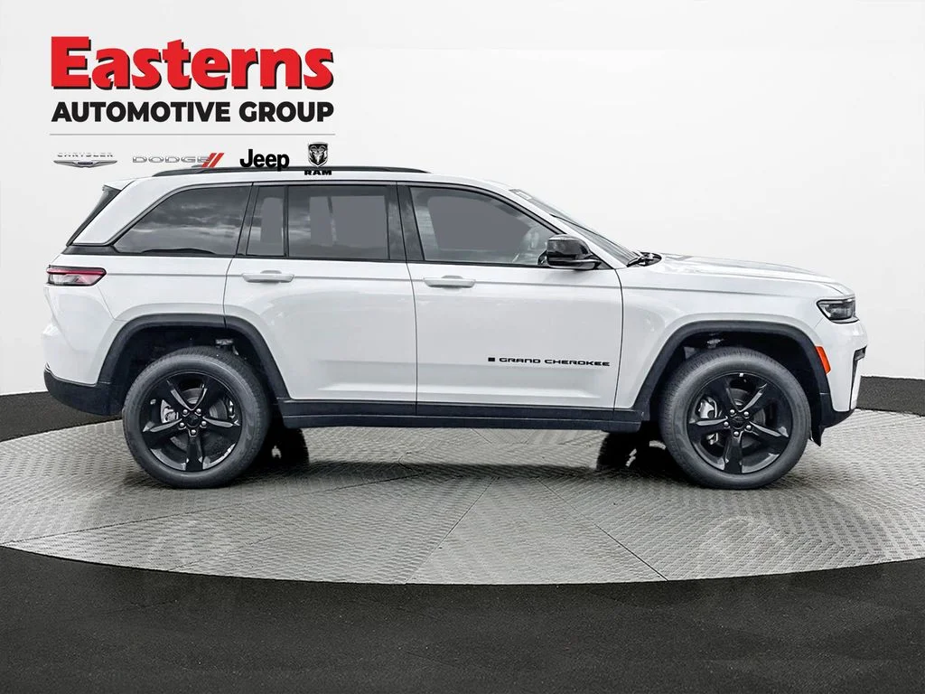 New 2026 Bright White Clear-Coat Exterior Paint Jeep Limited image 6