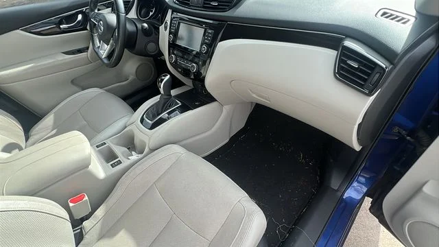 Used 2017 Blue Nissan SL image 13
