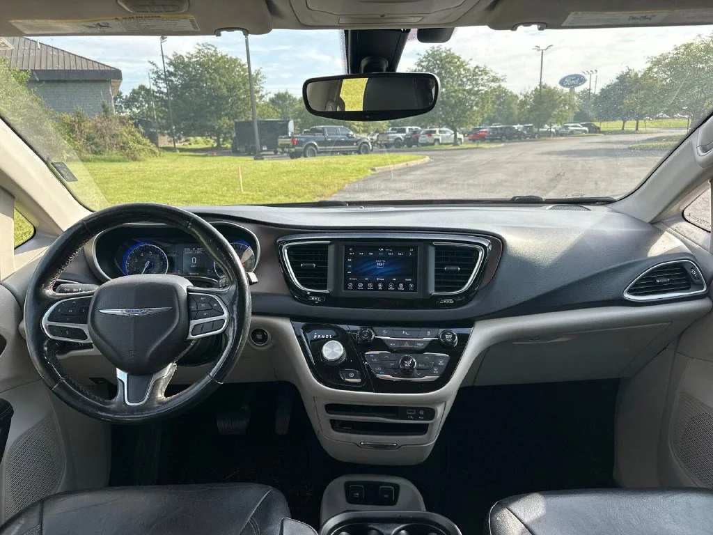 Used 2019 Gray Chrysler Touring L image 4